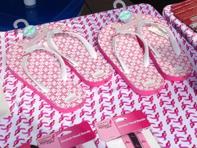 komen 10 pink flip flops